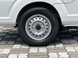 スチールホイール。タイヤサイズは145/80R12です。