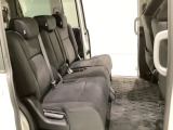 2列目シートは背もたれの角度調節ができるベンチシートになっております。長距離運転になってもゆったりとできるようにアームレストがついてます。