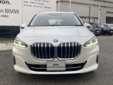 【キドニーグリル】BMWは約90年もの間、ほぼ全ての車両にひと目でBMWだと分かるこの特徴的なフロントグリルが備えられ、デザイン・アイコンとして親しまれてきました。