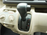 ◆ハンドル・インパネシフト◆シフトノブはインパネに配置されているので、運転席&hArr;助手席の移動が簡単。