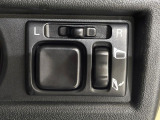 【電動格納ミラー】サイドミラーは電動格納式となっており、狭い駐車場でもキズがつくリスクを抑えられます。