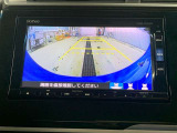 バックモニターで、後方を確認しながら安心して駐車することができます。※カメラが映し出す範囲は限られています。必ず車両周辺の安全を直接確認してください。