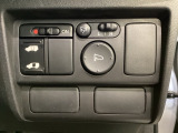 左側電動スライドドアは運転席からでも操作ができるように、ハンドル付近に開閉の操作スイッチが付いています。