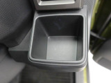 カップホルダーは運転席や助手席からちょうど手の届く位置です!!
