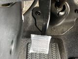パーキングブレーキはフット式なので運転席と助手席の間はすっきり、移動も楽々です。さっと手が届く位置にATセレクトレバーやエアコンスイッチなどがあり操作性に優れています