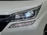 【LEDヘッドライト】悪天候や夜間走行時も良好な視界を確保し安心して運転できる高輝度LEDヘッドライトを装備!点灯速度が早く、消費電力も抑えられています。