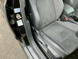 リクライニングシートの調整は手動式となっております。乗車される方の衝突安全性を考慮、正しい乗車位置を保持するためと運転のしやすさ、保護能力を最大限に高める為にあえて微調整可能な設計となっております。