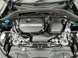 【BMWエンジン】革新的なガソリン・エンジン・テクノロジーによる高性能かつ高効率。レスポンスの良いパワーを発揮。常にスムーズな吸気を実現しアクセル開度にダイレクトに反応しドライビングを楽しく演出。