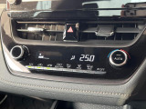 【オートエアコン】一度お好みの温度に設定すれば、車内の温度を検知し風量や温度を自動で調整。暑い&hellip;寒い&hellip;と何度もスイッチ操作をする必要はありません。快適な車内空間には必須の機能ですね♪