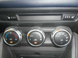 「オートエアコン」が付いています。1年中快適な室内を提供!車内温度を設定すると、風量を自動で調節してくれます。スマホのワイヤレス充電器付き