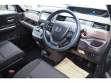 【フロントシート】運転席・助手席は広々としており、オートエアコンや収納・ドリンクホルダーなど便利な装備も満載です!