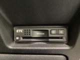 ハンドルの右下にETCがついています。高速道路の料金所の通過も楽々です!。 カードの取り出しもしやすい場所についています。