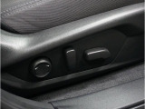 電動シートを装備。お客様に安全に運転頂けるよう座席の位置、座面の上げ下げやリクライニングの加減も細やかな設定を可能にしました。
