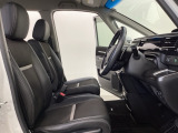 女性でも運転がしやすいように、シートの高さ調整機能(シートリフター)がついています。運転席と助手席の間が空いている為、助手席側への移動がスムーズです。交通量の多い道でも助手席側から乗り降りができます。