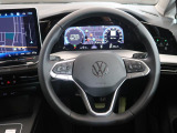 Volkswagen全車共通の上質な本革を使用した手触りのしっとりとしたステアリングです。唯一素肌が触れるハンドルは上位モデルと同じ握り心地になっております。