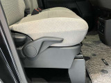 運転席はご自身の適切な運転ポジションへ移動可能なラチェットが付いております。