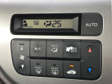 【オートエアコン】一度お好みの温度に設定すれば、車内の温度を検知し風量や温度を自動で調整。暑い&hellip;寒い&hellip;と何度もスイッチ操作をする必要はありません。快適な車内空間には必須の機能ですね♪