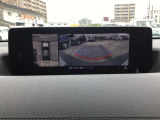 360&deg;ビューモニターでは前後左右4つのカメラ映像をさまざまな走行状況に応じて切り替えてセンターディスプレイに表示することで、駐車時や狭い道でのすれ違い時、見通しの悪い交差点進入時でも安心感を高めます