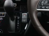【オートブレーキホールド】信号待ち等でブレーキペダルを踏んで停車した際、ペダルから足を離してもブレーキ力を保持してくれる機能で、ブレーキペダルを踏み続ける必要がなくなるため、足の疲れを軽減します♪