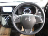 運転が楽しくなる明るく開放的な運転席まわりです。