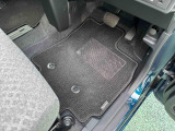 痛みの出やすい運転席シートの角、フロアマット、座面、ともに良好です