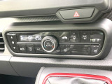 【オートエアコン】一度お好みの温度に設定すれば、車内の温度を検知し風量や温度を自動で調整。暑い&hellip;寒い&hellip;と何度もスイッチ操作をする必要はありません。快適な車内空間には必須の機能ですね♪