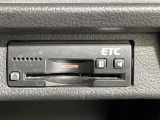 【ETC】有料道路を利用する際に料金所で停止することなく通過できる、ETC車載器(ノンストップ自動料金収受システム機器)が装備されています。セットアップを行うことで利用可能になります。