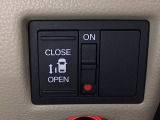左側電動スライドドアは運転席からでも操作ができるように、ハンドル付近に開閉の操作スイッチが付いています。