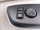ドアミラーの鏡面の調節、格納は運転席からすべて操作できます!