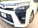 【LEDヘッドライト】悪天候や夜間走行時も良好な視界を確保し安心して運転できる高輝度LEDヘッドライトを装備!点灯速度が早く、消費電力も抑えられています。