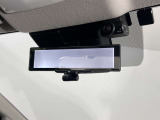 スマートルームミラーで後方の映像がルームミラーで確認できます。