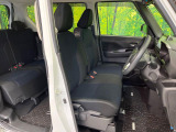 運転席まわりには十分なスペースがあり、大柄な方でもゆったり運転していただける環境です。