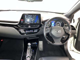 運転席周りのレイアウトをご覧ください。ナビゲーションが綺麗に装着されすっきり収まってますね!