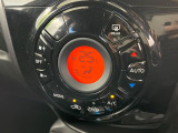 【オートエアコン】一度お好みの温度に設定すれば、車内の温度を検知し風量や温度を自動で調整。暑い&hellip;寒い&hellip;と何度もスイッチ操作をする必要はありません。快適な車内空間には必須の機能ですね♪