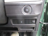 各種機能のボタンがあります。もちろん運転席からの操作も可能。スマートに使いこなしてください。