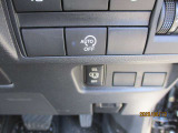 アイドリングストップ機能付です。特別な操作をしなくても、普段通りの運転をするだけで、エコドライブができる機能です。OFFボタンがありますので、必要に応じて使い分けてください。