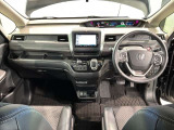 使いやすいレイアウトのダッシュボード周辺です。オートエアコンや小物入れなど嬉しい装備が満載です。