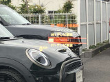 人気のヘッドアップディスプレイ!現在の車速、ナビゲーション・システムによるルート案内の矢印表示、チェック・コントロール、前車接近警告など、さまざまな情報をドライバーの視界内に直接表示いたします!