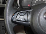 ステアリングスイッチ付きで、運転中に視線を前に向けたまま操作できます。