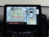 【パノラミックビューモニター】自車周辺をぐるりと俯瞰できるカメラで危険を察知。上空からの映像で自動車や障害物の位置が詳細に確認できるので、狭い駐車場でも安心して駐車できますね。