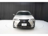 エクステリアは、一目でLEXUSとわかるスピンドルグリルを起点に、人が乗るキャビンの前後を大胆に絞り込んだ菱形のボディと力強く張り出したホイールフレアを融合させ、タイヤの存在を強調しています。