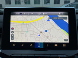 タッチスクリーンをタップするかスワイプするだけですべての機能を呼び出せます。Apple CarPlayおよびAndroid Autoに対応しスマートフォンとのシームレスな 連携も実現。さらに、USBポートを標準装備しています。