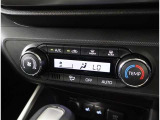 温度コントロールフルオートエアコンです。運転席で温度設定ができます。冷え性の方が乗っても安心ですね♪