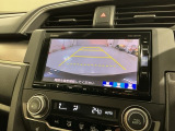 リバースギアに入れるだけで後方の表示へ切り替わります。夜間や雨の日の駐車も楽になりますよ。