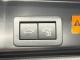 【パワーバックドア】スマートキーや運転席のボタンを押すだけでリアゲートが自動で開閉します!荷物を持っている時や、高い位置にあるバックドアを閉める際に便利な機能です♪
