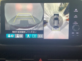 マルチビューカメラシステム搭載車です。お車の周囲を全方位でカバーします。後方・前方・両脇と、コンディションが悪い視界でもカラーモニターに映し出した映像がドライバーをサポートします。