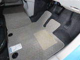 内装工程では、中古車を気持ちよくお乗りいただけるよう清掃しております。