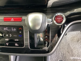 シフトはインパネシフト、パーキングブレーキはフットブレーキとなっています。