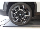 【BMWアロイホイール】軽量かつ強度に拘ったアロイホイール。走行性能ポテンシャルを引き出す設計。タイヤのサイドウォールが強化されたランフラットタイヤは、パンク時にタイヤがつぶれてもリムから外れません。