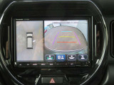 車両の前後左右に備えた計4つのカメラの映像をセンターディスプレイに表示。対象車両や物を検知して知らせる警報音とともに低速走行時に目では直接確認しづらいエリアの安全確認をサポートします。